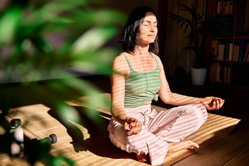 Henkilö meditoi rauhallisessa ympäristössä
